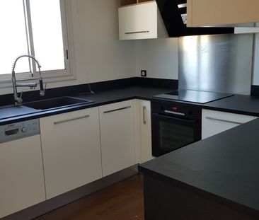 Location Appartement 4 pièces 75m² ST DENIS 97400 - Photo 6