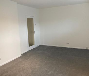 3 bedroom flat to rent - Photo 3