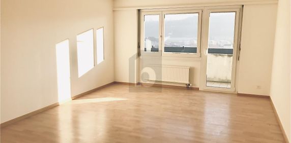 CENTRAL, SPACIOUS, WITH BALCONY - Photo 2