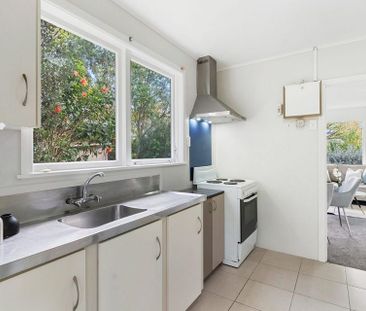 Charming 2BR Unit in Ellerslie w 2 carparks! - Photo 3
