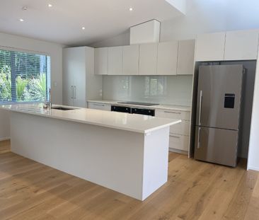 Modern Family Home - Photo 3