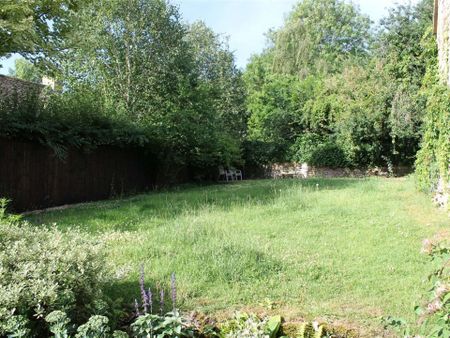 An attractive semi-detached Cotswold stone cottage conveniently situated in the charming village of Upper Swell a mile from Stow-on-the-Wold. - Photo 3