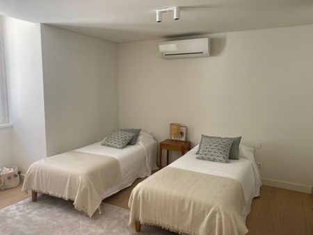 3-Bedroom Apt w/ Parking in Campo Mártires, Lisbon - Photo 5