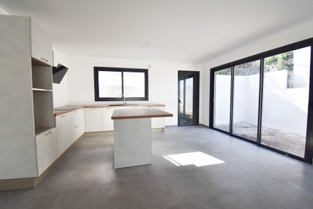 Location Maison 4 pièces 101m² ST DENIS 97490 - Photo 2