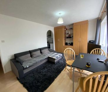 Price £1,095 pcm - Available 31/07/2026 - Part Furnished - Photo 2