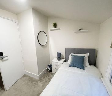 1 bedroom in a flat share to rent - Photo 2