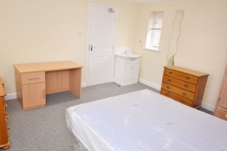 6 Bed Semi-Detached House, Chervil Close, M14 - Photo 2