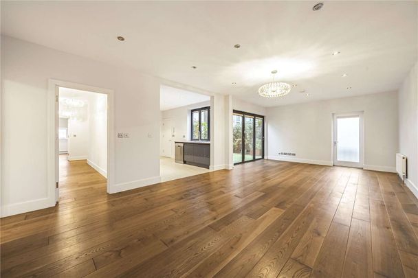 An excellently presented four bedroom penthouse in the heart of Twickenham. - Photo 1