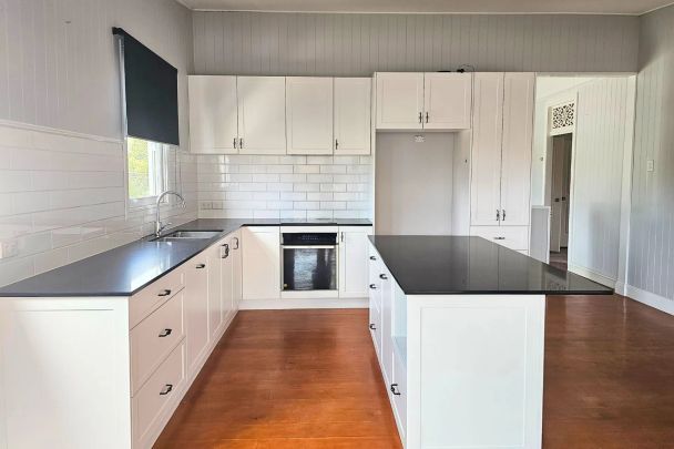 Spacious Dual-Level Family Home with 6 Bedrooms – Newly Renovated Downstairs - Photo 1