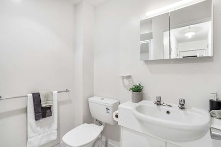 Contemporary Living and Urban Style - Photo 3