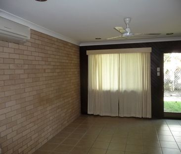 TWO BEDROOM UNIT SOUTH MACKAY - Photo 2