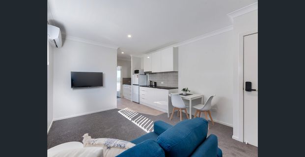 MODERN, FULLY FURNISHED, STUDIO APARTMENT - Photo 1