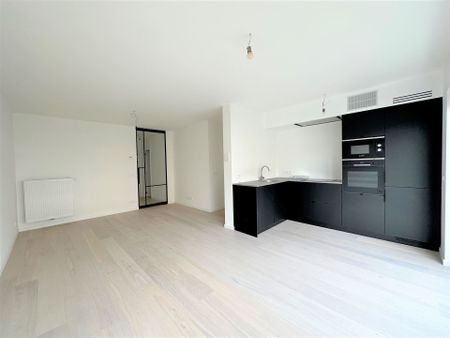 Volledig gerenoveerd gelijkvloers appartement met 2 slaapkamers, garage en tuin - Photo 2