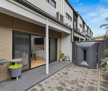 Modern 3-Bedroom Furnished Townhouse! - Photo 5