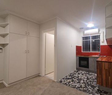 Bright Studio Living in Prime Elwood - Photo 2