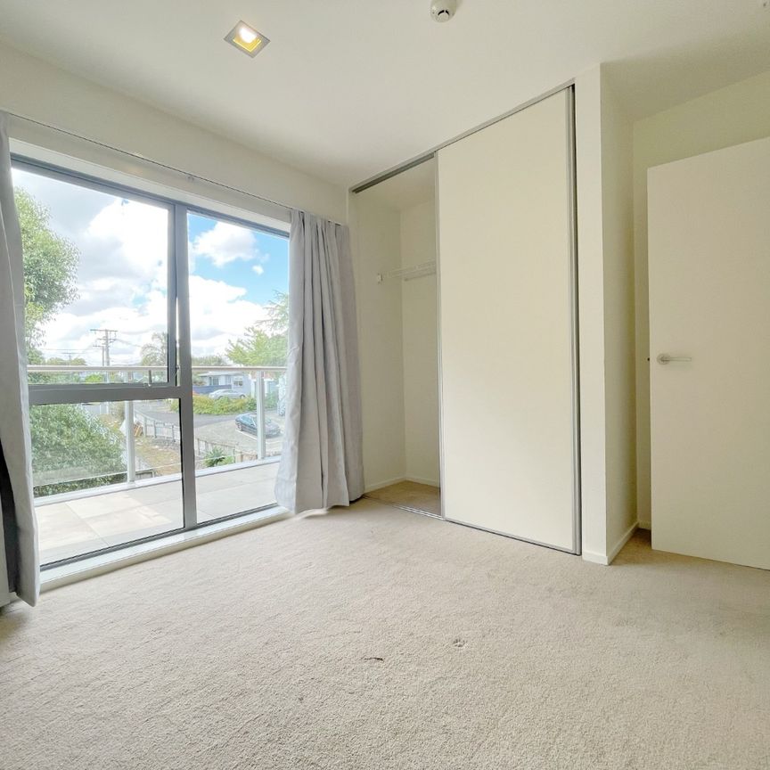 Spacious 2 bedroom apartment next to St Lukes mall - Photo 1