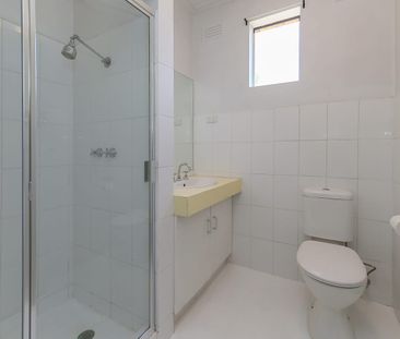 Spacious living - Photo 5