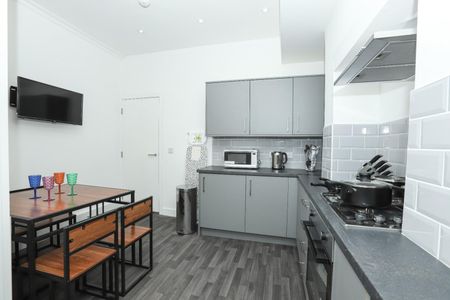 4 bedroom House To Let - Photo 2