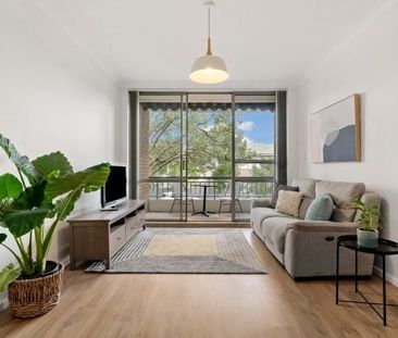 Sun-Filled, Renovated Apartment Just Steps from the Bay - Photo 2