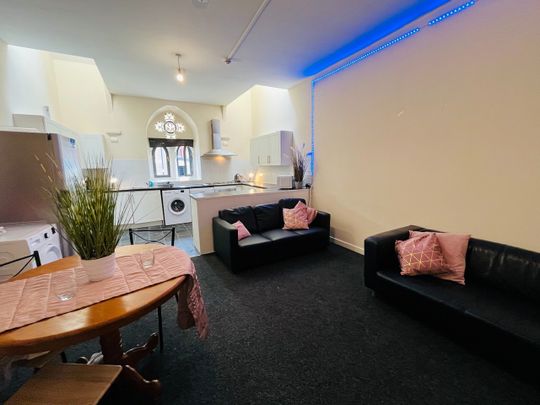 7 Bed Flat, Hanover Street, S3 - Photo 1