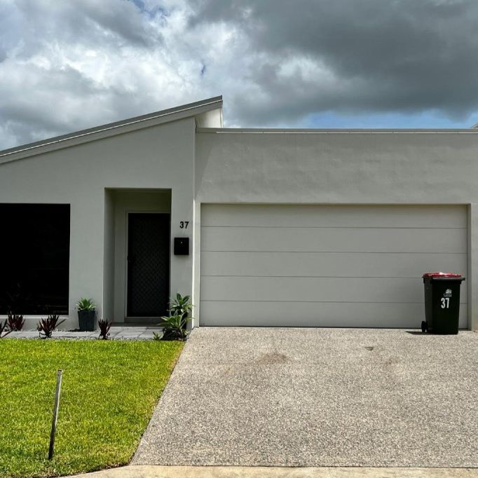 STUNNING FAMILY HOME WITH LAKESIDE LIVING! - Photo 1