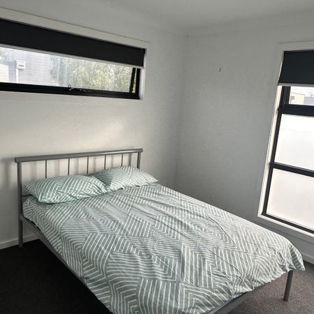 Cranbourne East - Photo 3