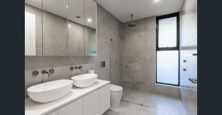 Luxurious Family Oasis with Pool & Entertainers Deck - Photo 5