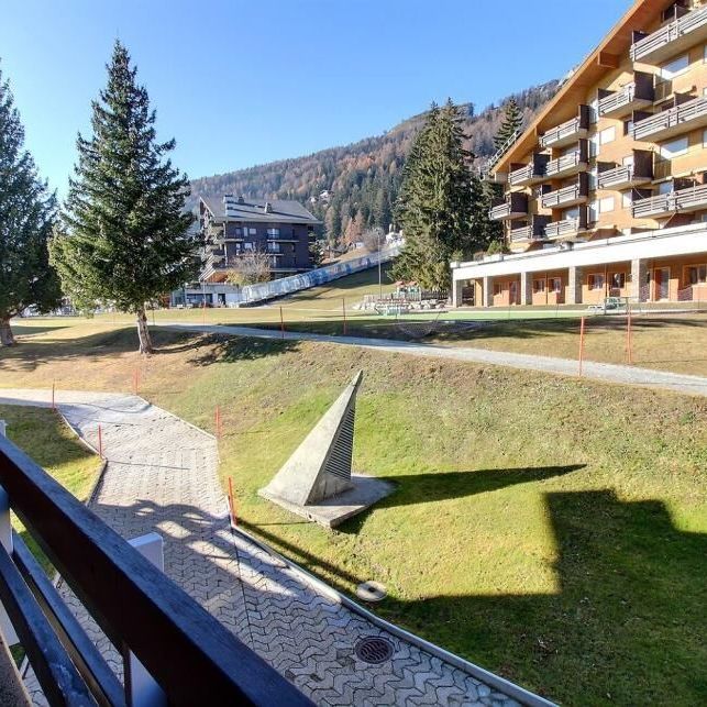 Studio à louer à la semaine sur la place du village - Photo 1