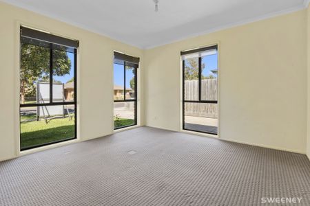 Light filled three bedroom residence in quiet location - Photo 2