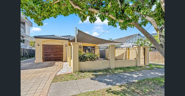 Burleigh Heads Gem – Lifestyle, Location & Low Maintenance Living - Photo 1