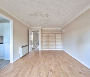 A well maintained ground floor apartment with two bedrooms, a small... - Photo 1