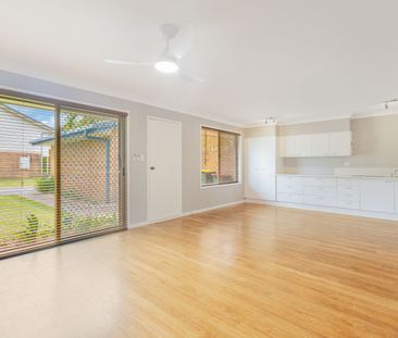 TIDY VILLA IN POPLUAR KIRRA SHORES - Photo 1