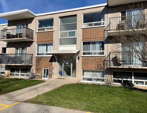 2 bedroom apartment | 2154 Lilnan Court, Burlington - Photo 1