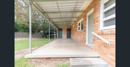 Lovely 3 bedroom home with a huge backyard - Photo 5