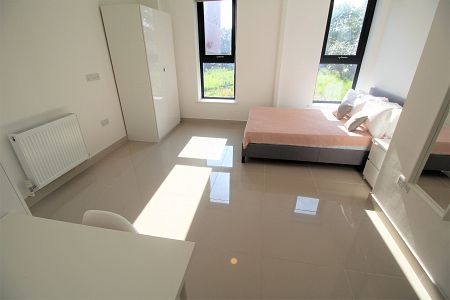 3 Bedroom Apartment - Photo 3