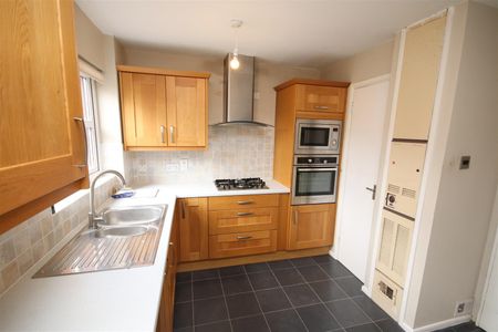 2 bedroom Terraced House to let - Photo 2