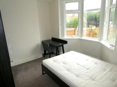 4 bedroom semi-detached house to rent - Photo 3