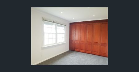 PICTURE PERFECT & TAILOR MADE FOR FAMILY LIVING IN A BOUTIQUE SETTING CLOSE TO ALL AMENITIES - Photo 2