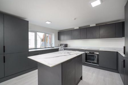 1 bedroom in a flat share to rent - Photo 5