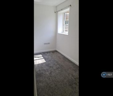 3 bedroom flat to rent - Photo 4