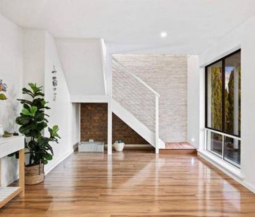 Three bedroom two bathroom family home with ocean views and easy wa... - Photo 2