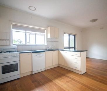 Spacious 3-Bedroom Family Home with Generous Outdoor Space - Photo 4