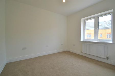 3 bedroom semi-detached house to rent - Photo 2