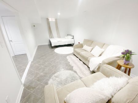 For Lease - 76 Larratt Lane, Richmond Hill, Ontario - Photo 2