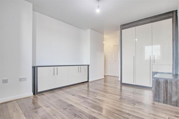 3 bedroom flat to rent - Photo 1