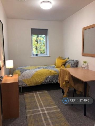 3 bedroom flat to rent - Photo 2