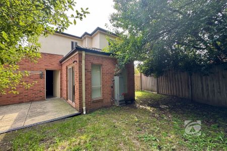 PERFECTLY LOCATED TOWNHOUSE WITH 2 FAMILY AREAS - Photo 5