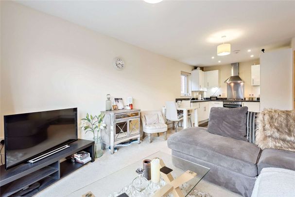 Modern one bedroom apartment in a convenient location for the town centre - Photo 1
