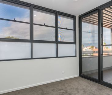 Modern Inner-City Living with Harbour Glimpses - Photo 1