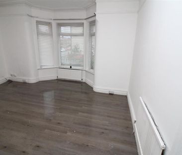 4 bedroom end of terrace house to rent - Photo 2